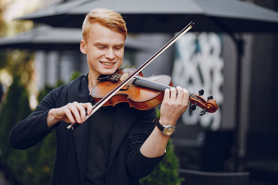 Jeune homme jouant du violon