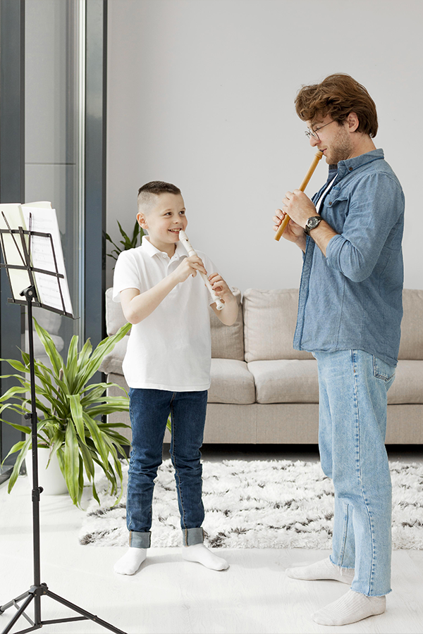 Un professeur de flute et son élève